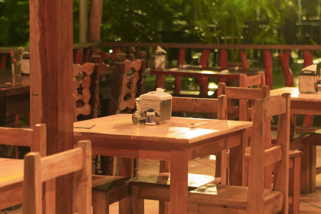 Hotel La Isla Inn Puerto Viejo de Talamanca Buitenkant foto